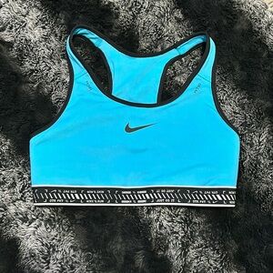 Nike Women's Swoosh ​On The Run NWOT